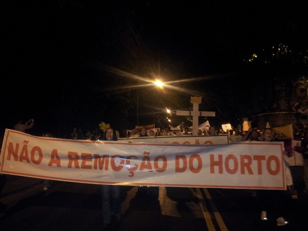 Manifestantes ocupavam Rua Pacheco Leão por volta das 18h30 (Foto: Guilherme Brito/G1)