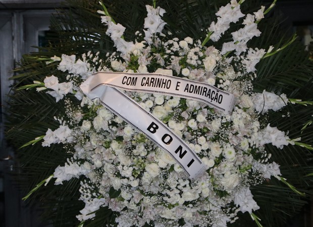 Coroa de flores enviada por Boni (Foto: Rogério Fidalgo/AgNews)