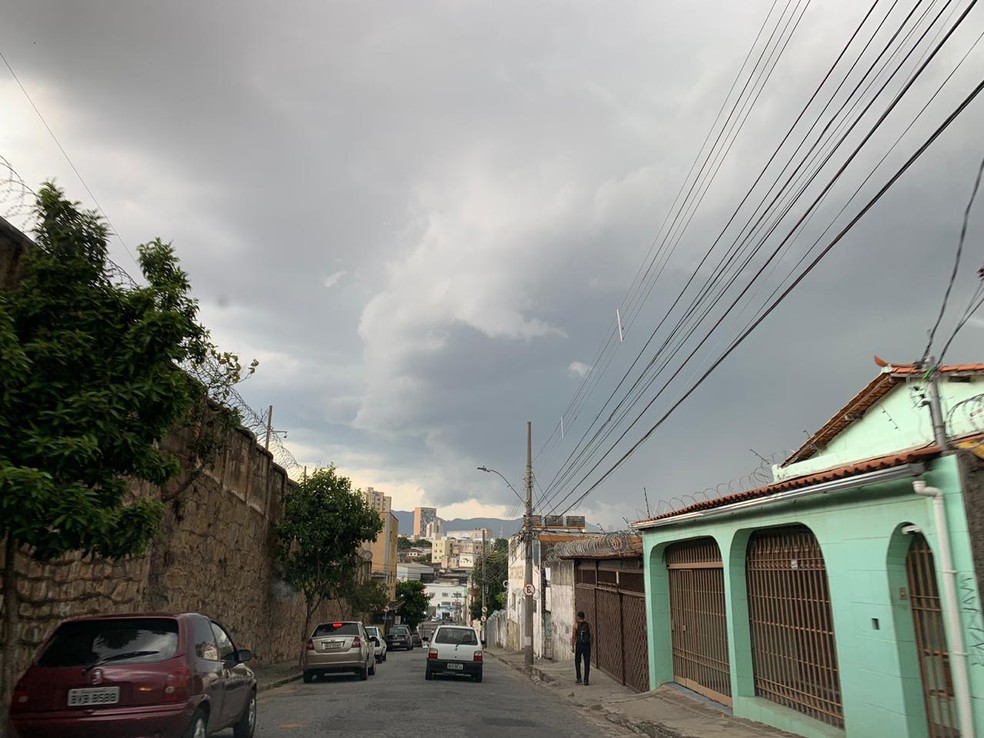 Céu nublado no Caiçara, em Belo Horizonte. — Foto: Raquel Freitas / G1