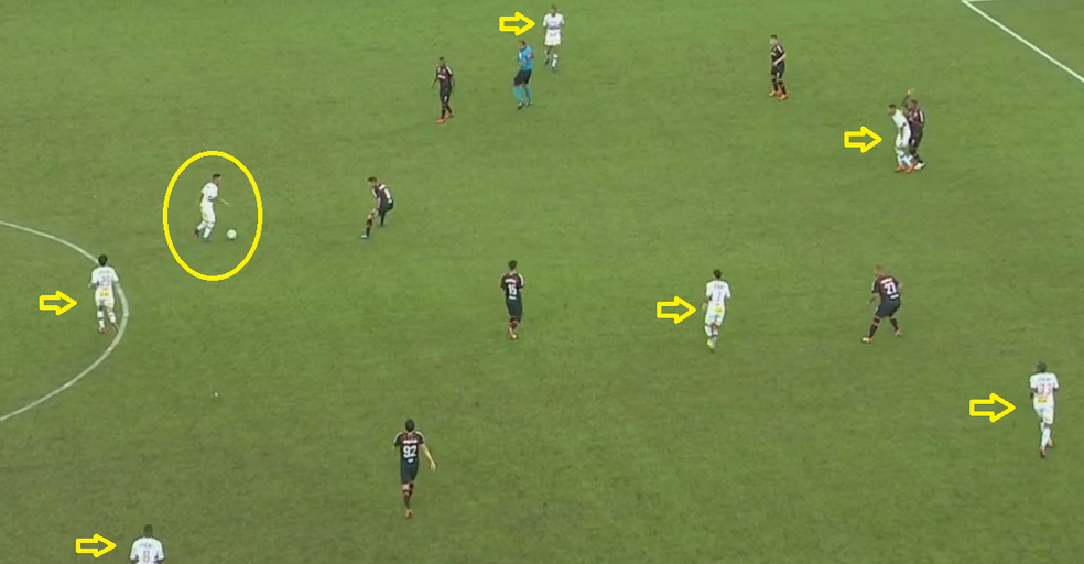 Com a bola no segundo tempo, Cueva tem várias opções para criar na frente (Foto: Reprodução/TV Globo)