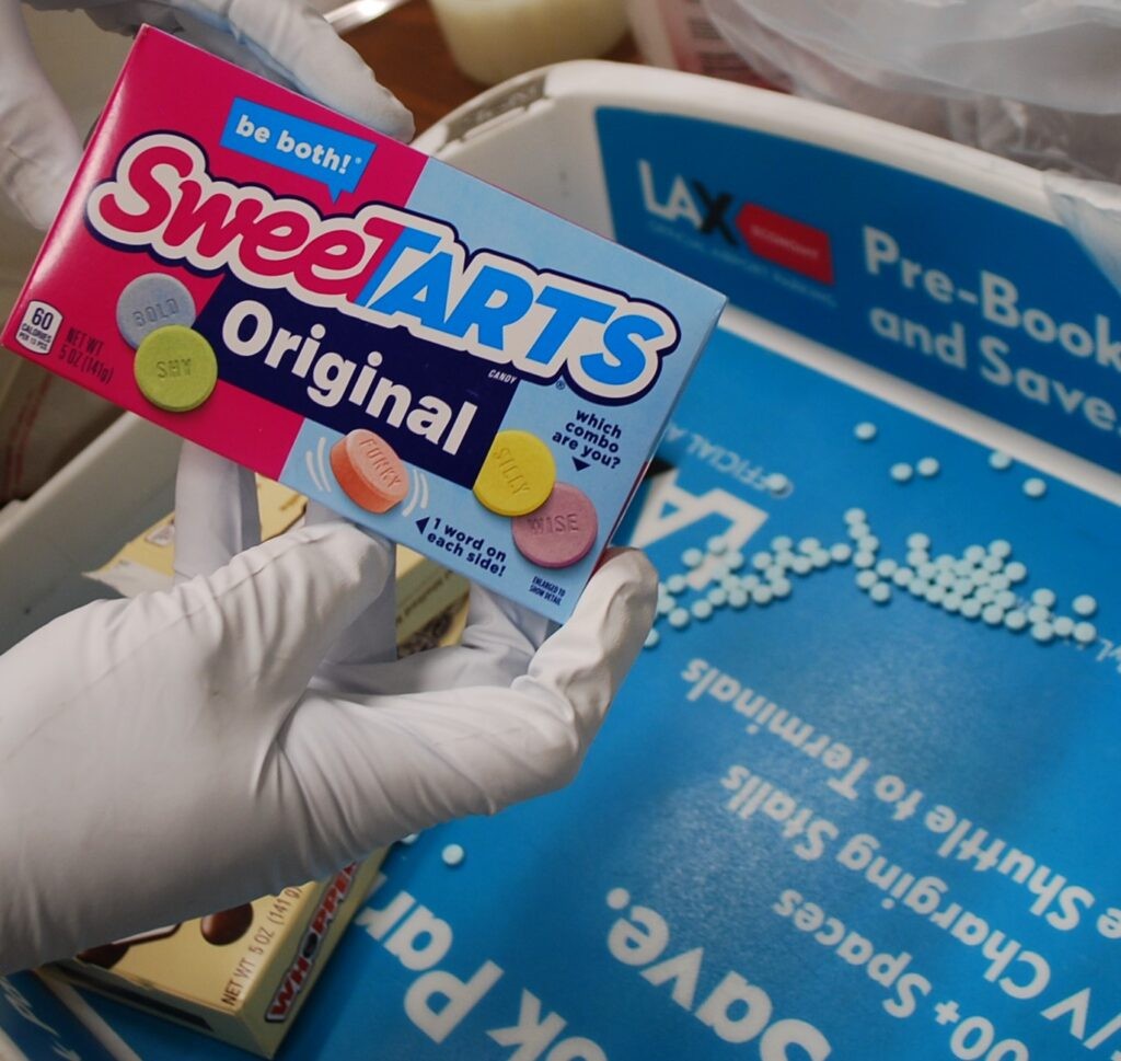 Comprimidos de fentanil foram encontrados em embalagens de doces, nos EUA — Foto: Divulgação/Polícia de Los Angeles