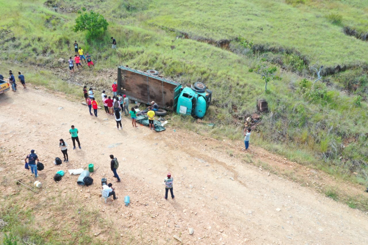 Três pessoas morrem após caminhão tombar em Uiramutã, Norte de Roraima
