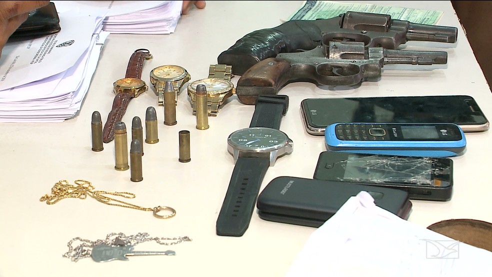 Armas e celulares apreendidos com o grupo preso por assalto a carro em São Luís — Foto: Reprodução/TV Mirante