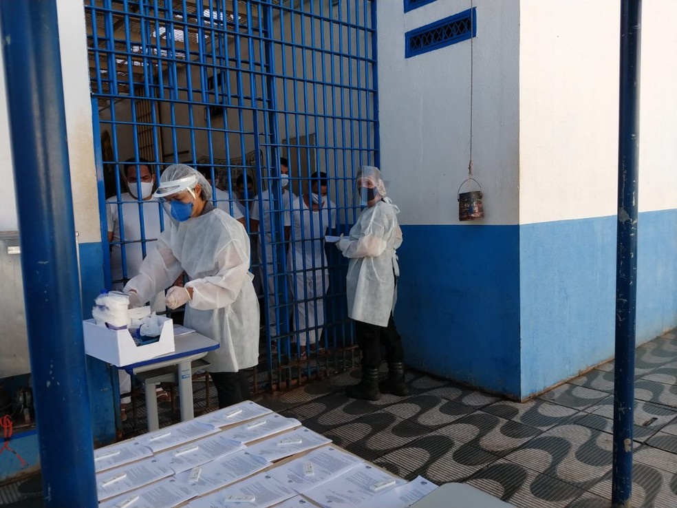 Presos da PCE fazem teste rápido de Covid-19 em Cuiabá; quase 200 foram infectados no estado — Foto:  Sistema Penitenciário/MT
