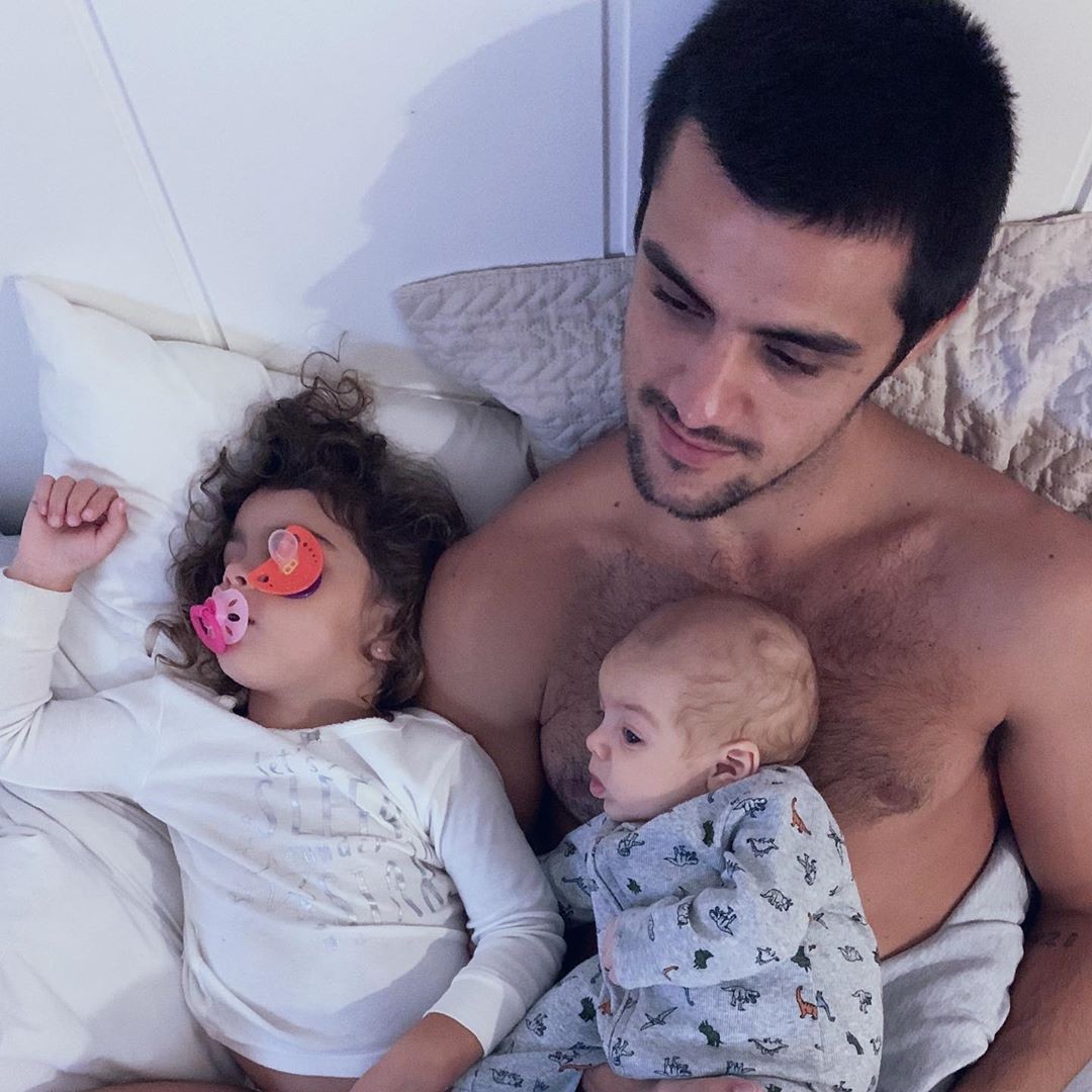 Felipe Simas com os filhos Maria, de 3 anos e Vicente de 4 meses (Foto: reprodução/instagram)