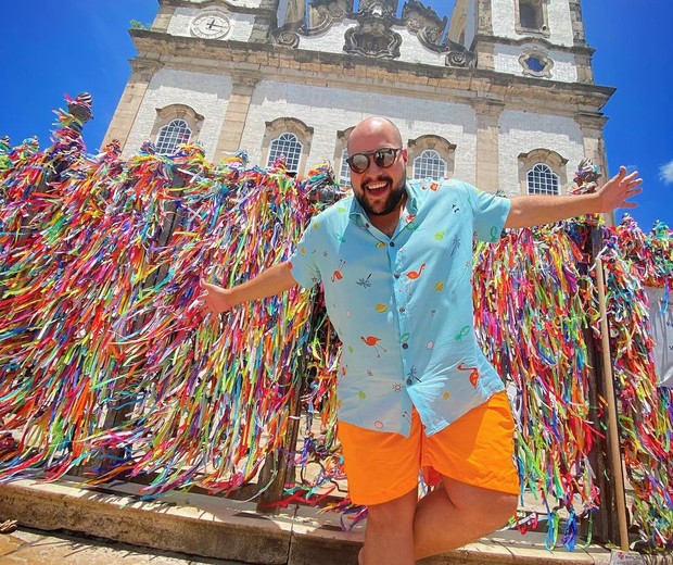 Tiago Abravanel posa em frente à Basílica Santuário do Senhor do Bonfim (Foto: Reprodução/Instagram)