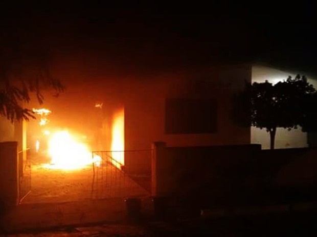 Carro pegou fogo no pátio interno da Emater, em São Vicente (Foto: PM/Divulgação)