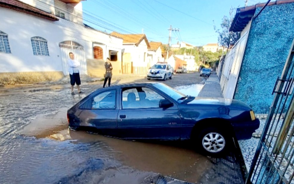 Rua cede após tubulação de água estourar e carro é 'engolido' por cratera em Itajubá, MG — Foto: Guarda Civil Municipal