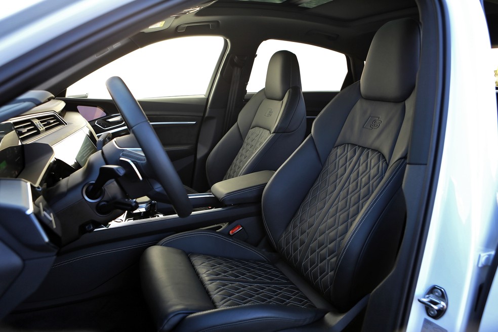 Bancos esportivos tem costuras em formato de losangos  — Foto: Divulgação