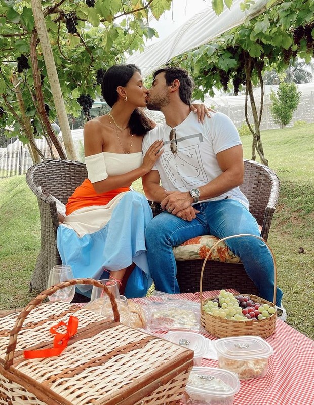 Jakelyne Oliveira e Mariano em piquenique romântico (Foto: Reprodução/Instagram)