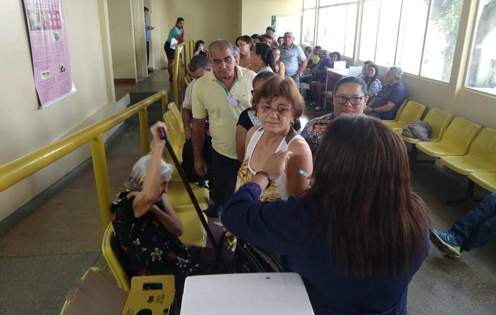 UBS JosÃ© Rayol, em Manaus, jÃ¡ distribui doses da vacina para pessoas com prioridade â€” Foto: Larissa Santiago/Rede AmazÃ´nica