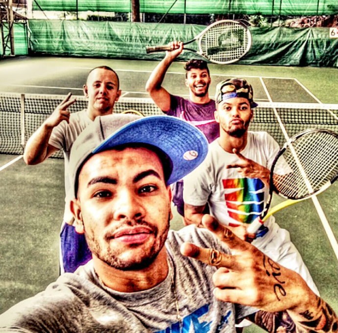 Dentinho joga tênis com os amigos em São Paulo (Foto: Reprodução/Instagram)