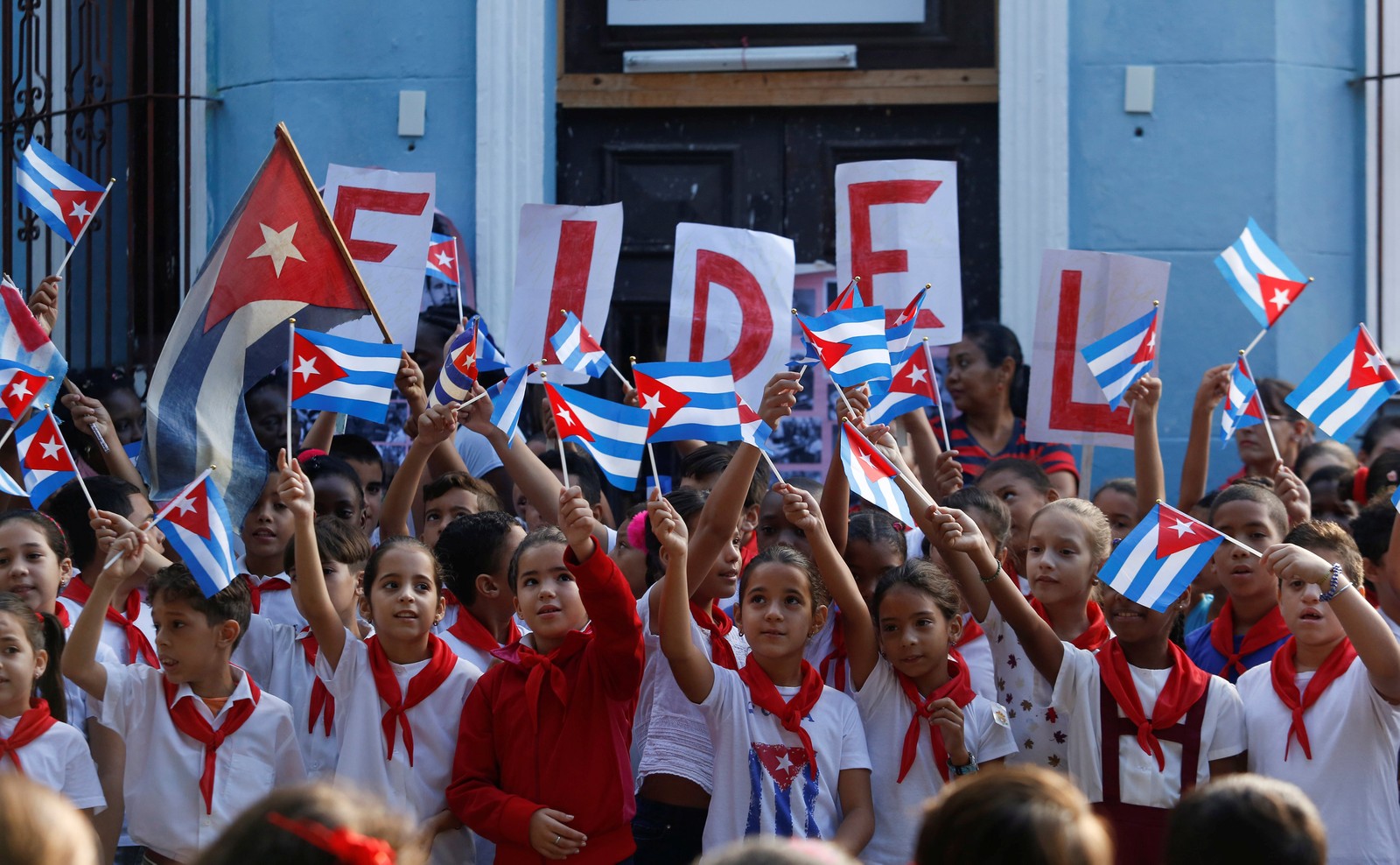 Crianças participam de ato em homenagem ao primeiro ano da morte de Fidel Castro em Havana (Foto: Stringer/Reuters)