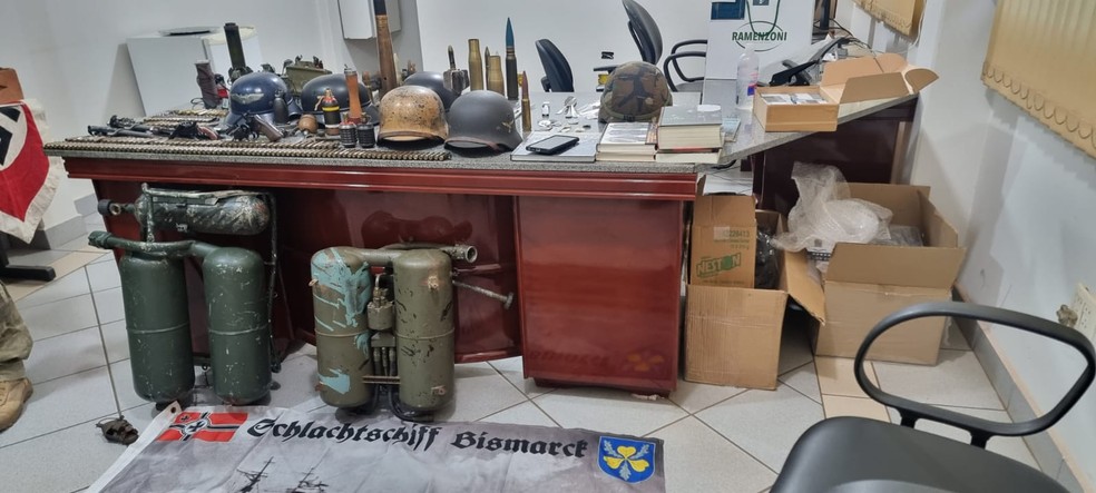 Material nazista apreendido durante operação da Polícia Civil em Cordeirópolis — Foto: Polícia Civil