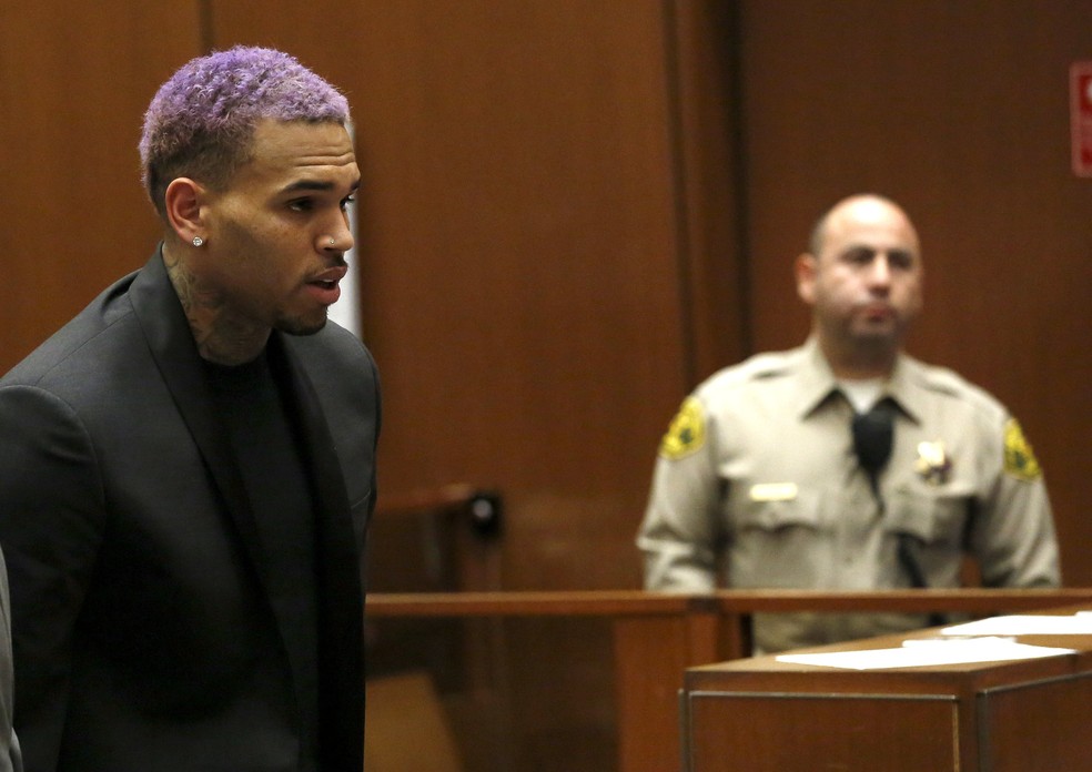 Chris Brown em a audiência em caso de agressão a Rihanna  (Foto: Mario Anzuoni/Reuters)