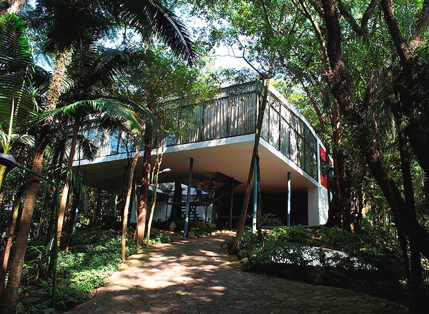 Casa de Vidro, construída por Lina Bo Bardi em 1951, para a residência dela e do marido. Um marco na arquitetura brasileira! (Foto: Divulgação)