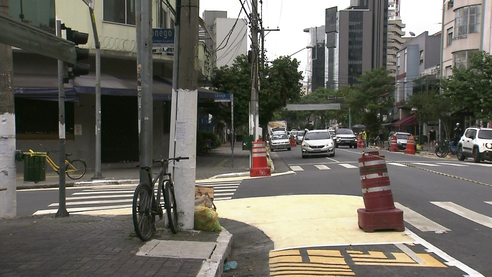 Rua dos Pinheiros tem calçada ampliada para pedestres em SP  São Paulo