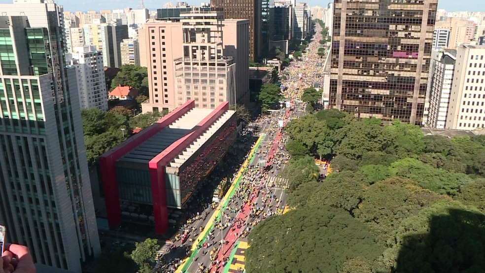 SÃO PAULO - 14h08: Manifestantes fazem ato de apoio ao governo Bolsonaro na Avenida Paulista — Foto: GloboNews/Reprodução