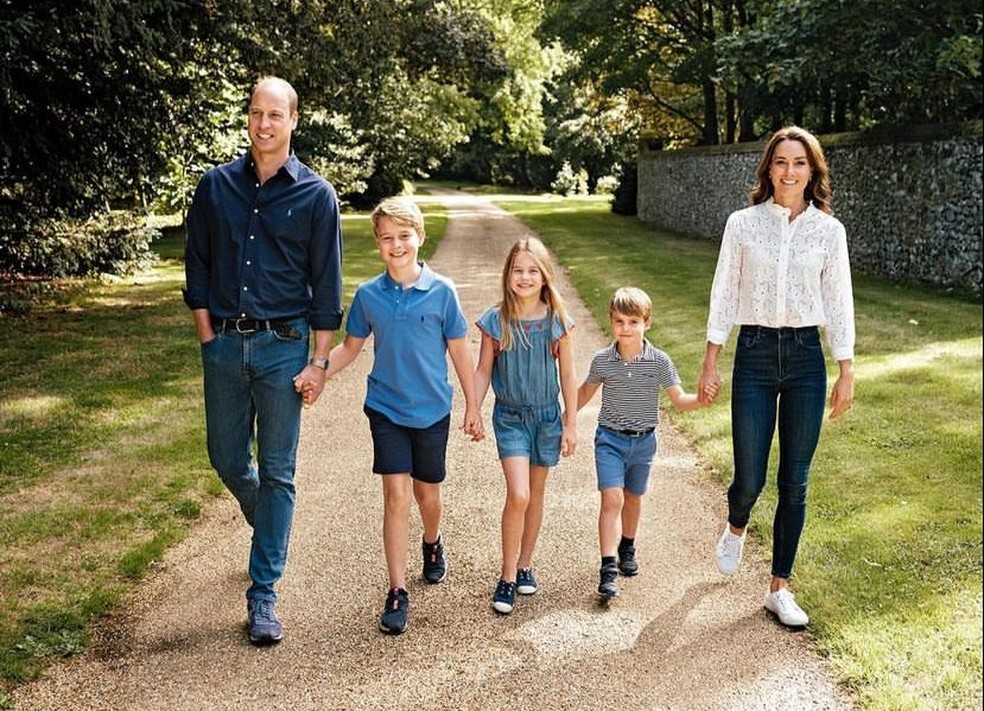 Pr&iacute;ncipe William, Kate Middleton e os tr&ecirc;s filhos &mdash; Foto: Reprodu&ccedil;&atilde;o/Instagram