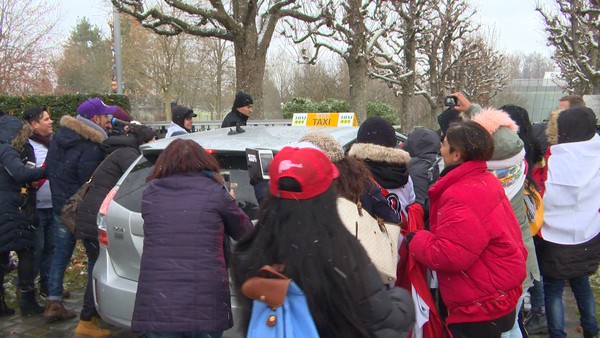 Com apoio de peruanos, Guerrero chega para seu julgamento na sede da Fifa