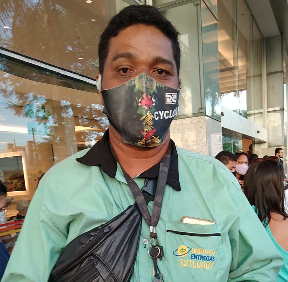 O motoboy Michel Stalone ficou sabendo do decreto, mas preferiu seguir usando máscara — Foto: Julianne Barreto/Inter TV Cabugi