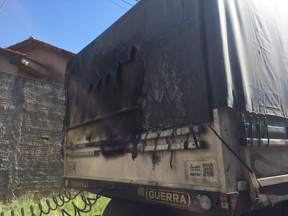 Caminhão foi incendiado em Santo Anastácio (Foto: Kawanny Barros/TV Fronteira)