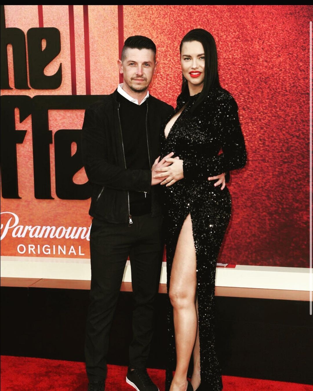 Adriana Lima e Andre Lemmers durante a premiere do filme 'The Offer Movie' (Foto: reprodução/instagram)