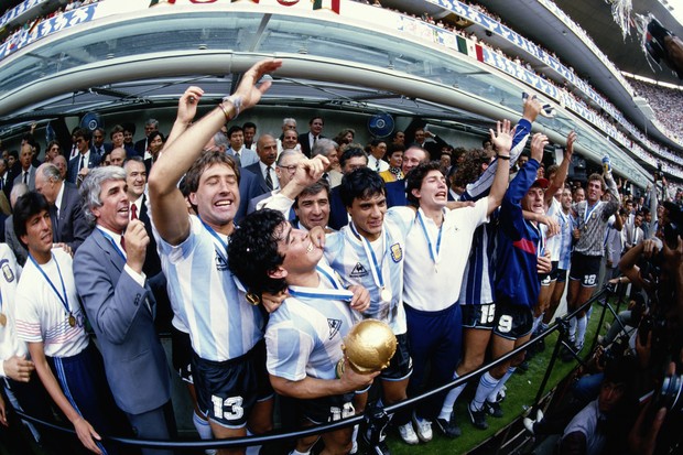 Maradona com troféu da Copa do Mundo (Foto: Getty Images)