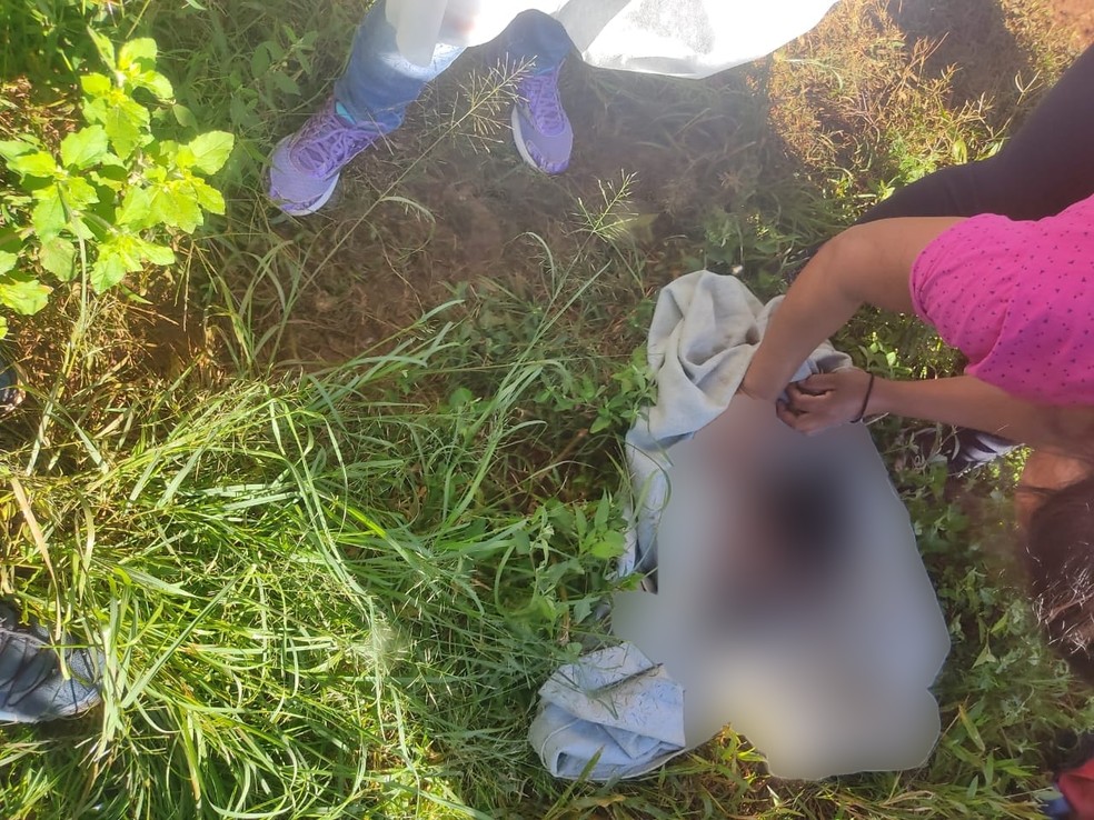 Criança foi resgatada por dentista ainda com o cordão umbilical e coberta de fezes e areia — Foto: Gustavo Renan/Arquivo pessoal