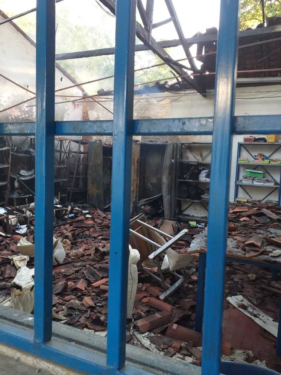 Biblioteca de escola municipal pegou fogo após assalto — Foto: Divulgação/Sindserm