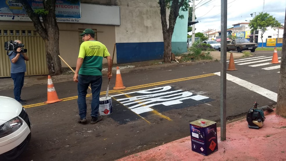 Equipe da Semob refez a pintura em cruzamento de Maringá após erro de grafia — Foto: Solange Riuzim/RPC