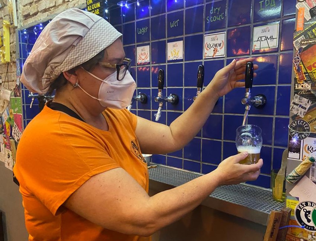 Melissa Miranda, fundadora da Cerveja Benedita, servindo um copo da bebida em um bar em Pinheiros, na Zona Oeste de São Paulo — Foto: Patrícia Figueiredo/g1 SP