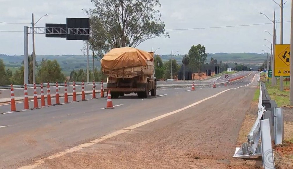 Concessionária fechou acesso ao "atalho" que desviava do pedágio em Marília — Foto: TV TEM / Reprodução 