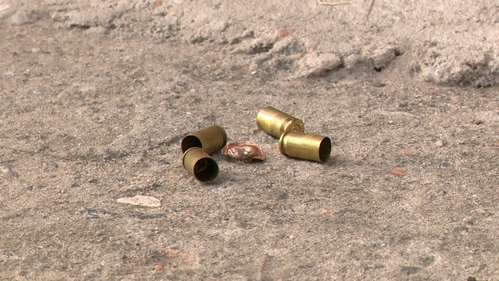Cápsulas foram encontradas perto de igreja onde jovem foi morto a tiros  — Foto: Reprodução/TV Gazeta
