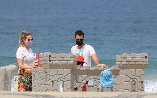 Mariana Weickert e marido brincam com primogênita em praia no Rio