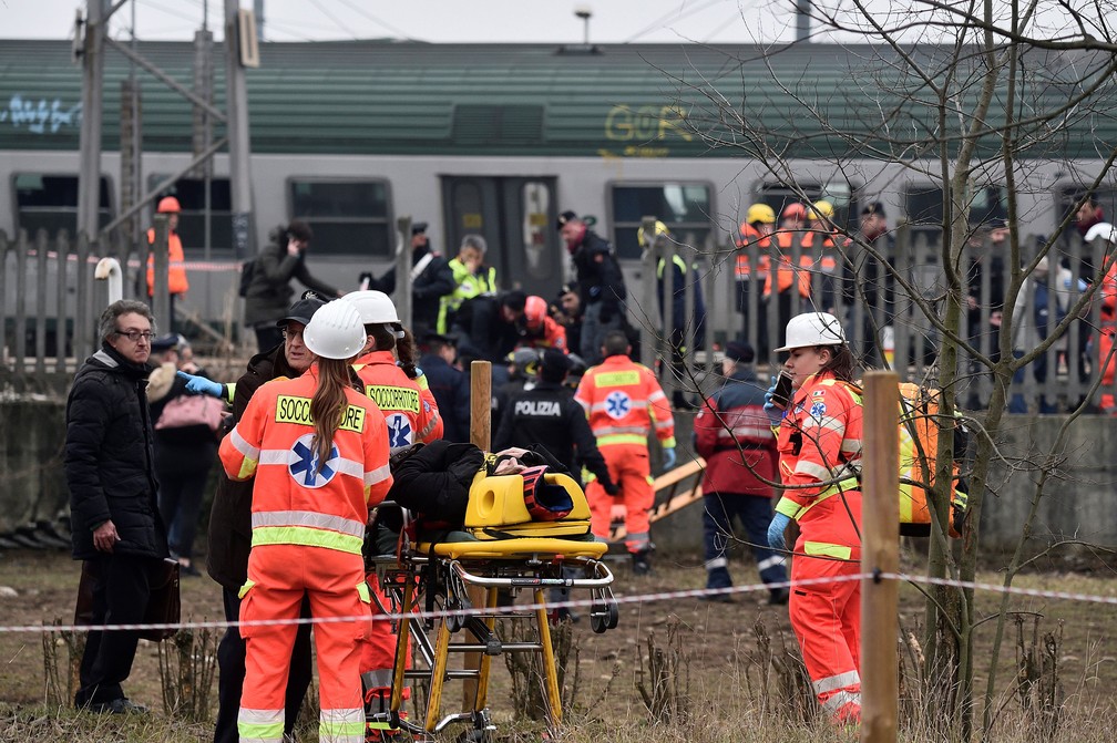 Ferido em acidente de trem é resgatado nesta quinta-feira (25)  (Foto: Reuters)