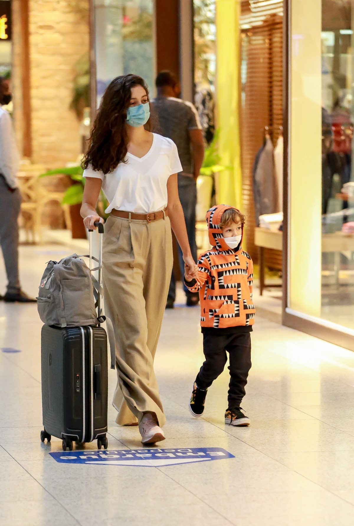 Sophie Charlotte circula com o filho Otto pelo aeroporto Santos Dumont (Foto: Victor Chapetta/AgNews)