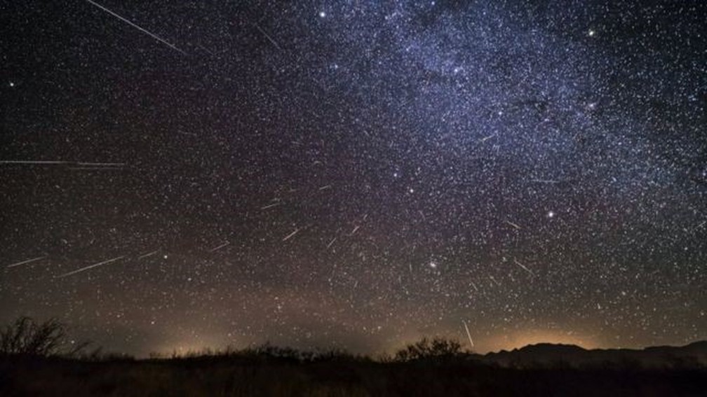 Composição de imagens de chuva de meteoros no Arizona, EUA, em 2017; quanto mais escuro, melhor a visibilidade de espetáculos no céu — Foto: Getty Images via BBC