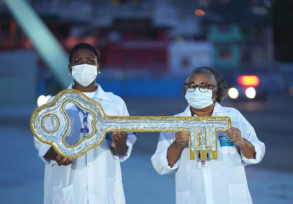 Profissionais de saúde recebem chave do Rio, geralmente entregue ao Rei Momo no carnaval — Foto: Marcos Serra Lima/G1