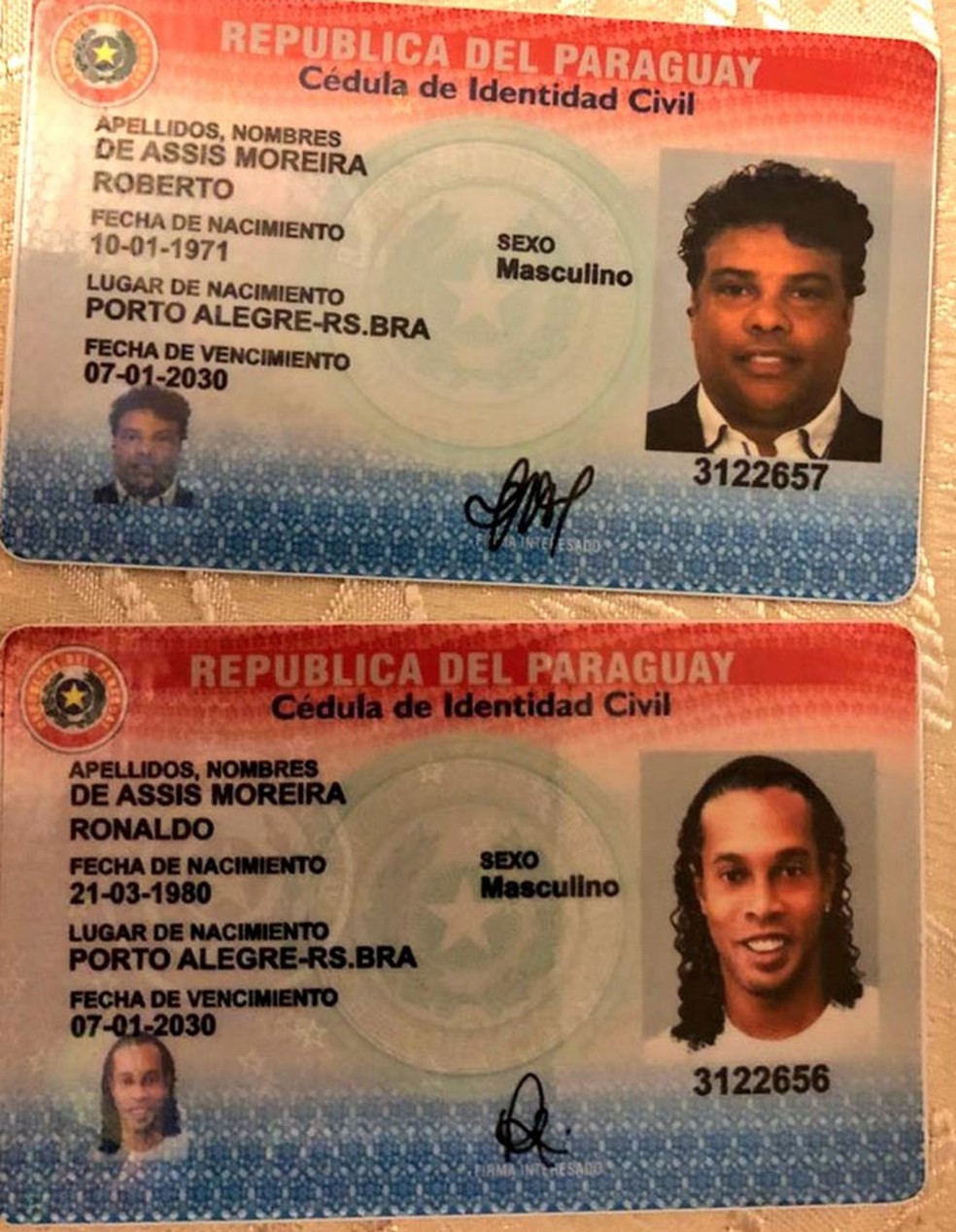 Fotos de documentos de identidade paraguaios com nomes de Ronaldinho e seu irmão, Assis — Foto: Ministério Público Paraguai/ Reprodução