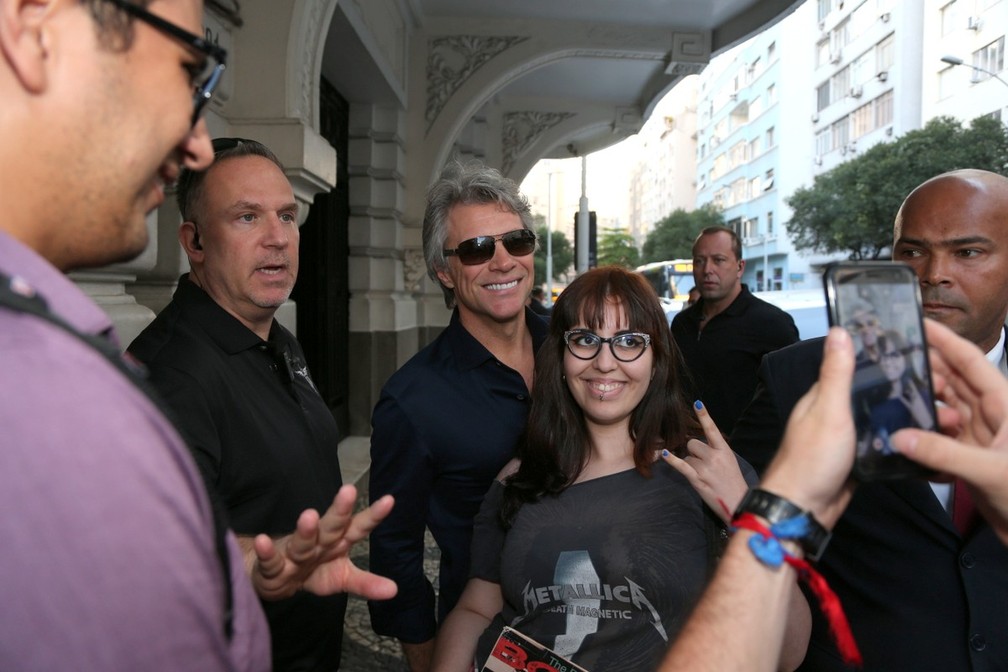 Jon Bon Jovi posa com fã durante passeio no Rio em setembro de 2017 — Foto: AgNews