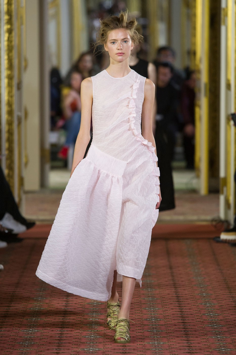 O verão ultrafeminino de Simone Rocha | Desfiles | Vogue