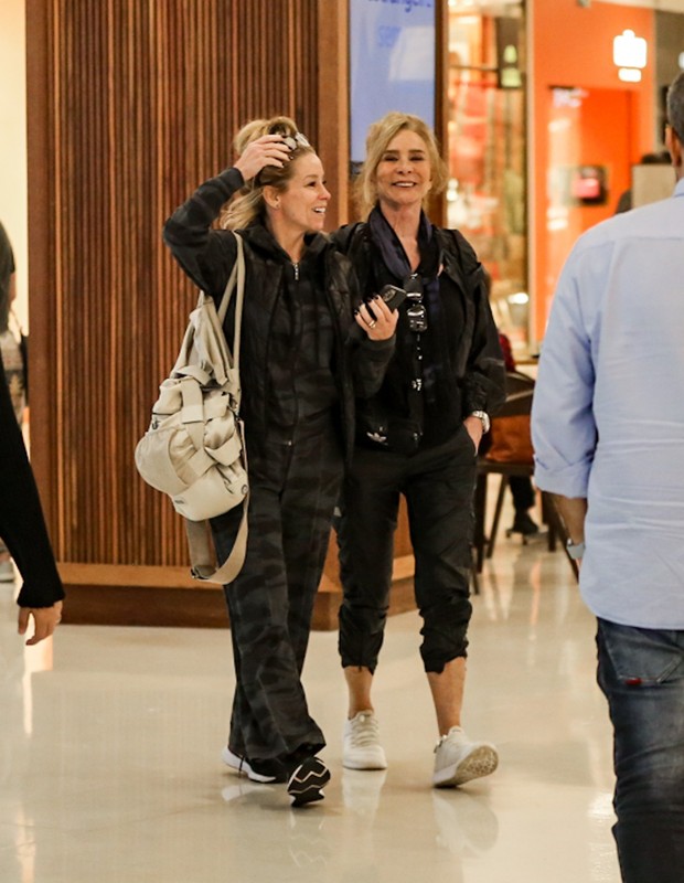 Danielle Winits e a mãe Nadja Winits passeiam em shopping do Rio (Foto: Victor Chapetta/Agnews)