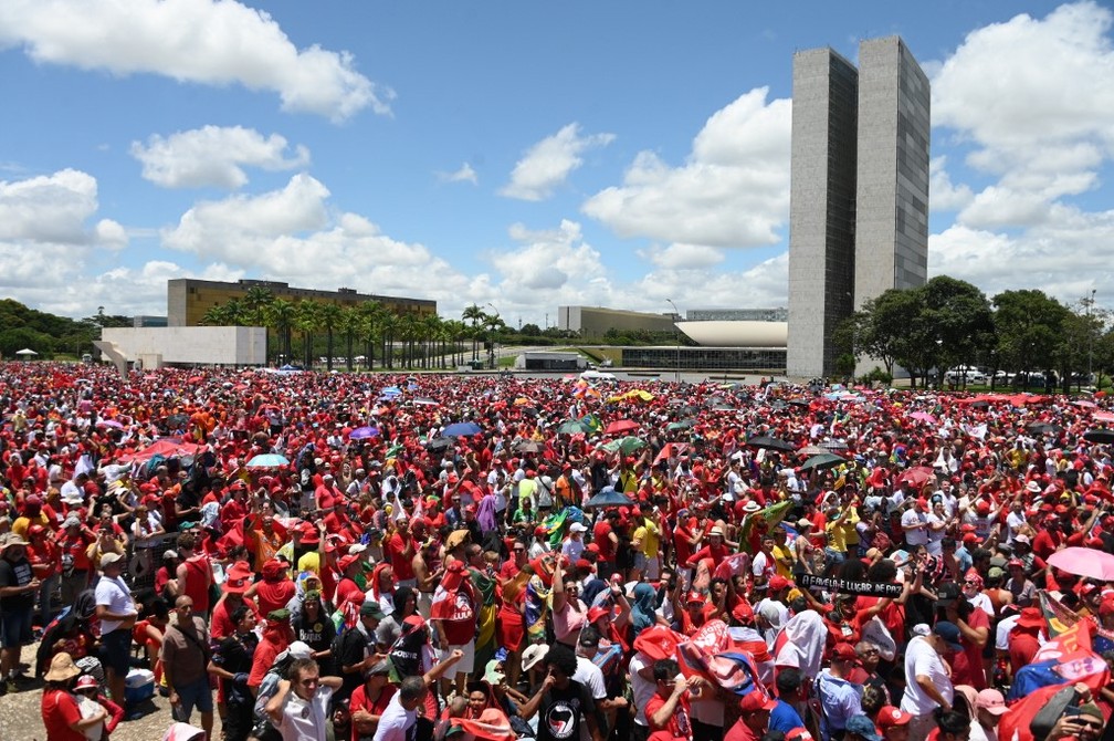 Apoiadores de Lula se reúnem na Esplanada dos Ministérios para a posse presidencial — Foto: EVARISTO SA/AFP
