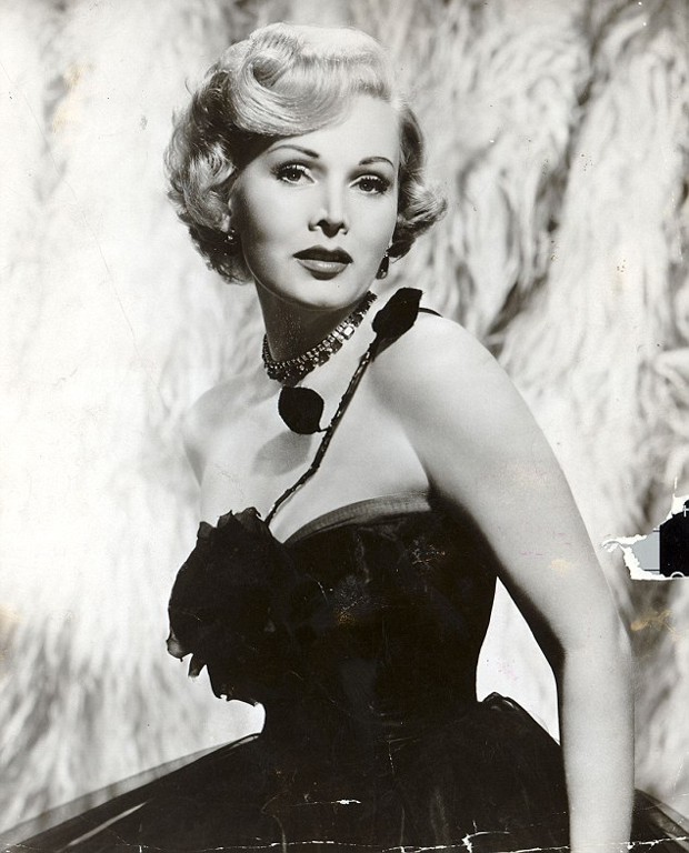 Zsa Zsa Gabor no auge da beleza em 1952, aos 35 anos, no filme 'O Amor Nasceu em Paris' (Foto: Reprodução)