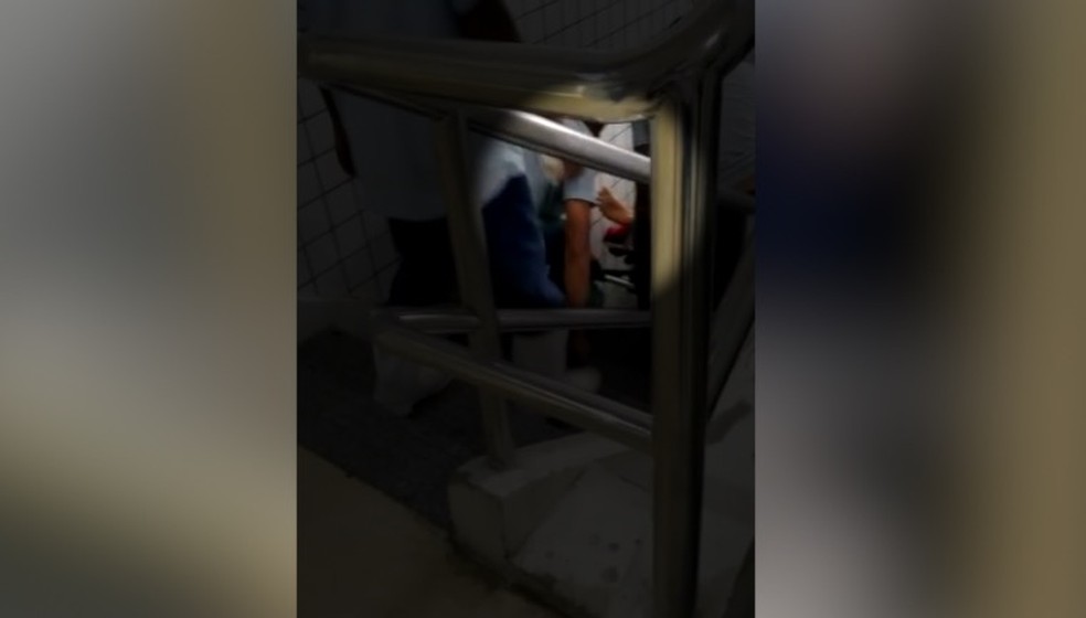 Vídeo mostra paciente sendo transportado pelas escadas no HGV, em Teresina.  — Foto: Divulgação