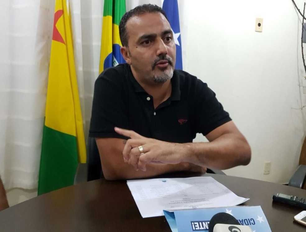 Prefeito Ã© multado em R$ 14 mil pelo TCE e vai demitir servidores e baixar salÃ¡rios no interior do AC â Foto: Anny Barbosa/G1 