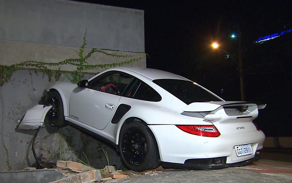 Porsche bate em muro na Regio Centro-Sul de Belo Horizonte (Foto: Reproduo/TV Globo)