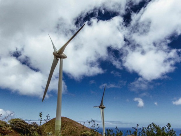 El Hierro tem clima propício para geração de energia eólica e aliou força dos ventos à água (Foto: Reprodução/BBC)
