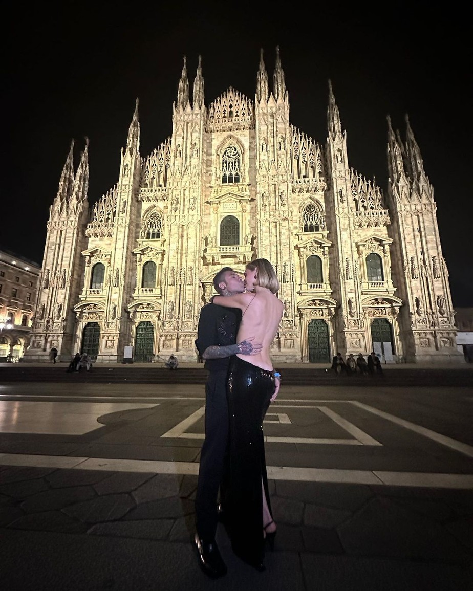 Chiara Ferragni confunde seguidores com look ousado em clique com Fédez no Duomo de Milão
